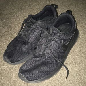 ALL black Nike Rosche